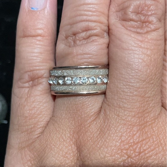 Gold tone and glittery rhinestone r and ring Size 8.5 - Picture 5 of 10